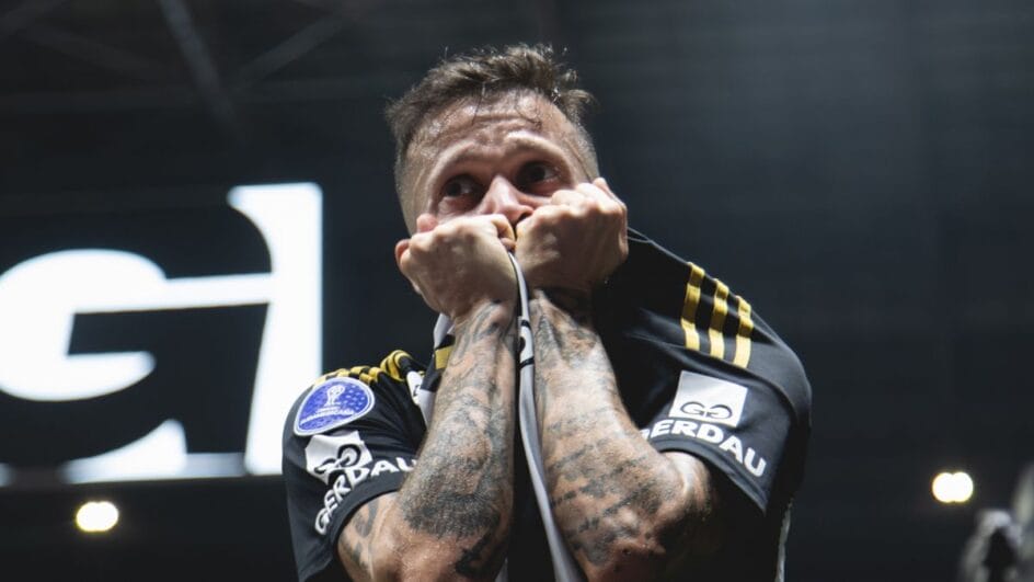 Bernard marcou um dos gols da partida (Foto: Pedro Souza)