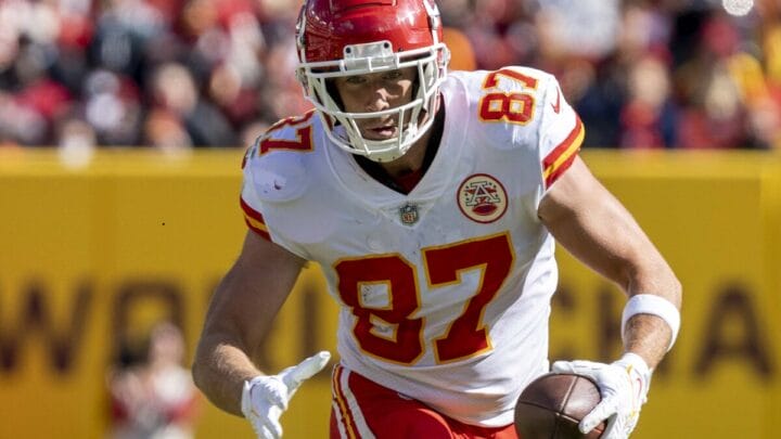 Travis Kelce, tightend do Kansas City Chiefs, em ação (Foto: Reprodução, Wikimedia Commons)