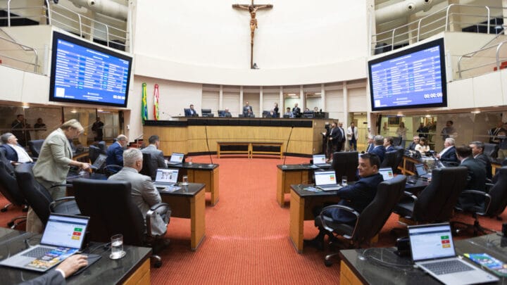 Deputados aprovaram mudanças em regras do Universidade Gratuita (Foto: Lucas Gabriel Diniz, Agência AL)