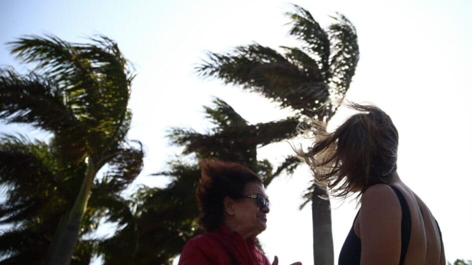 Ventos costeiros com invasão de areia colocam 28 cidades de SC em alerta de perigo potencial