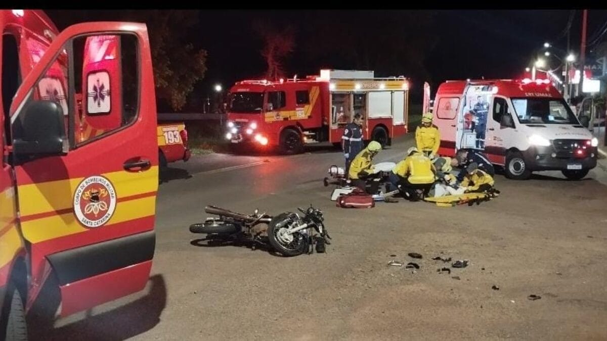O acidente ocorreu na marginal da rodovia, no bairro Mathinho, e envolveu outro automóvel, ambos com placas de Xanxerê. (Foto: CBMSC/Reprodução)