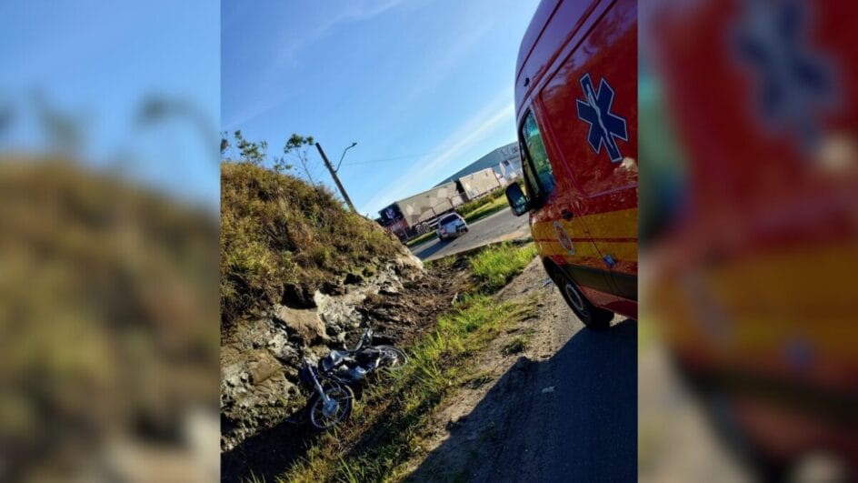 Jovem motociclista tem perna amputada em colisão grave com carro em SC. (Foto: CBMSC/Reprodução)