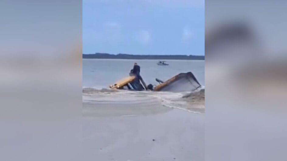 máquina atolada na areia da praia de Itapoá
