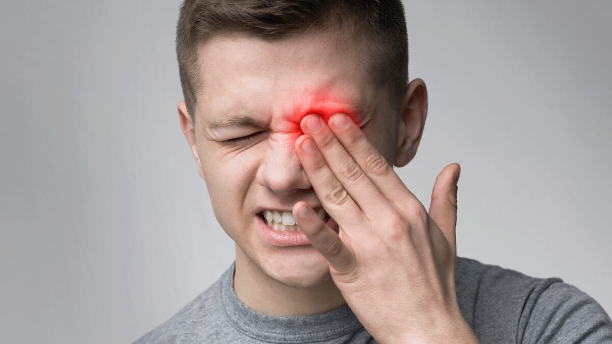 Sentindo dor nos olhos? Pode ser cansaço ou algo grave. Veja as causas comuns e os 6 sinais de alerta que indicam quando procurar um médico. Saiba mais.