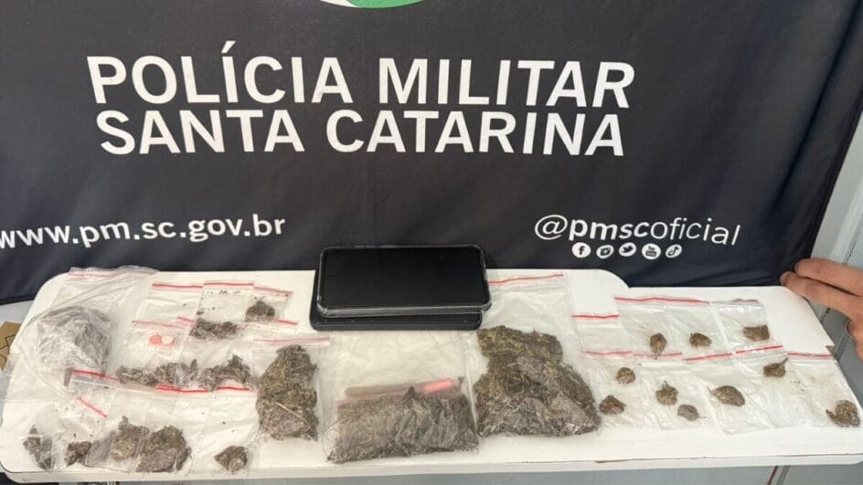 Com o homem, foram encontradas 85 gramas de drogas (Foto: PMSC, Divulgação)