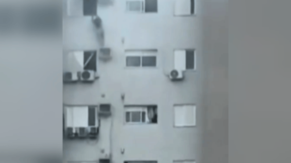 Mulher se pendurou no suporte de ar condicionado (Foto: TV Globo, Reprodução)