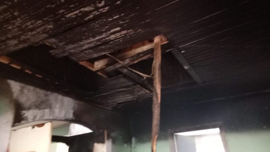 Forno elétrico esquecido ligado causa incêndio em casa em Santa Cecília