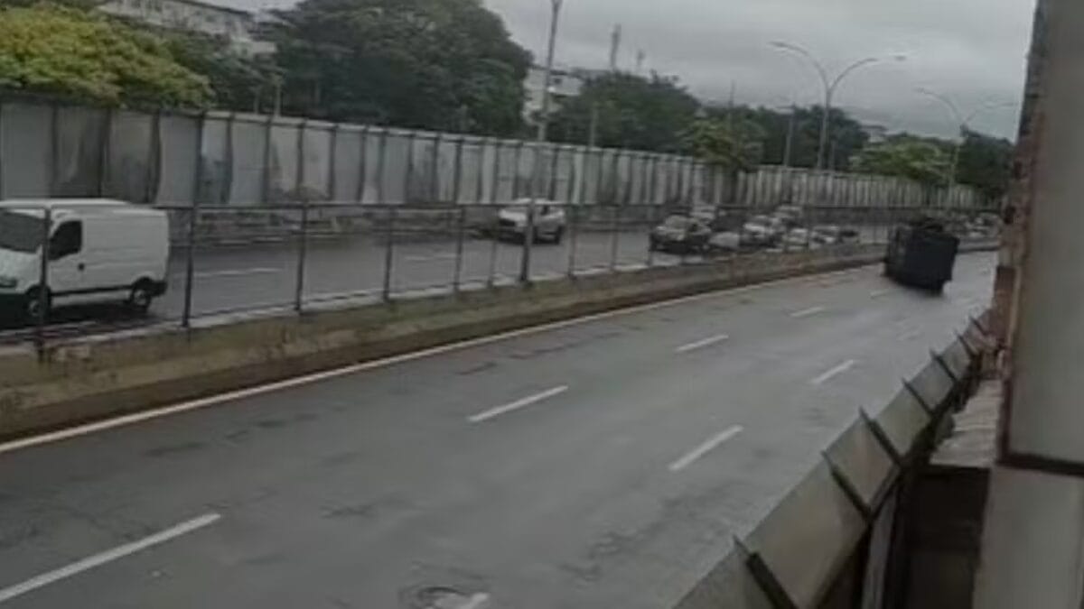 Tiroteio aconteceu no início da tarde desta sexta-feira (31) (Foto: Reprodução)