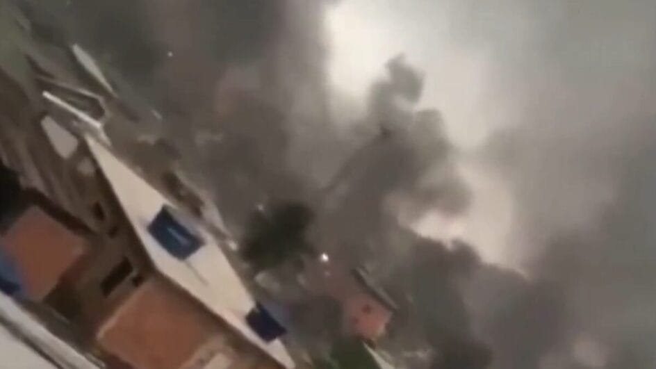 Barricadas foram feitas para bloquear vias na cidade (Foto: Redes sociais, Reprodução)