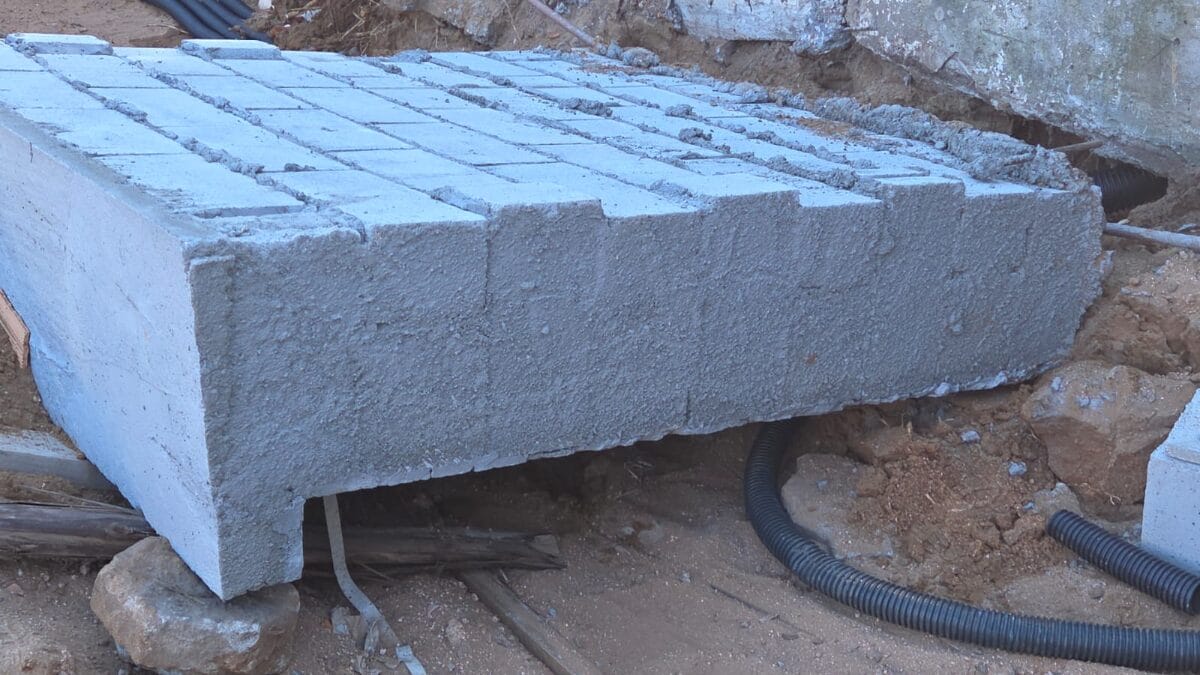 Muro que caiu sobre a vítima (Foto: CBMSC, Divulgação)