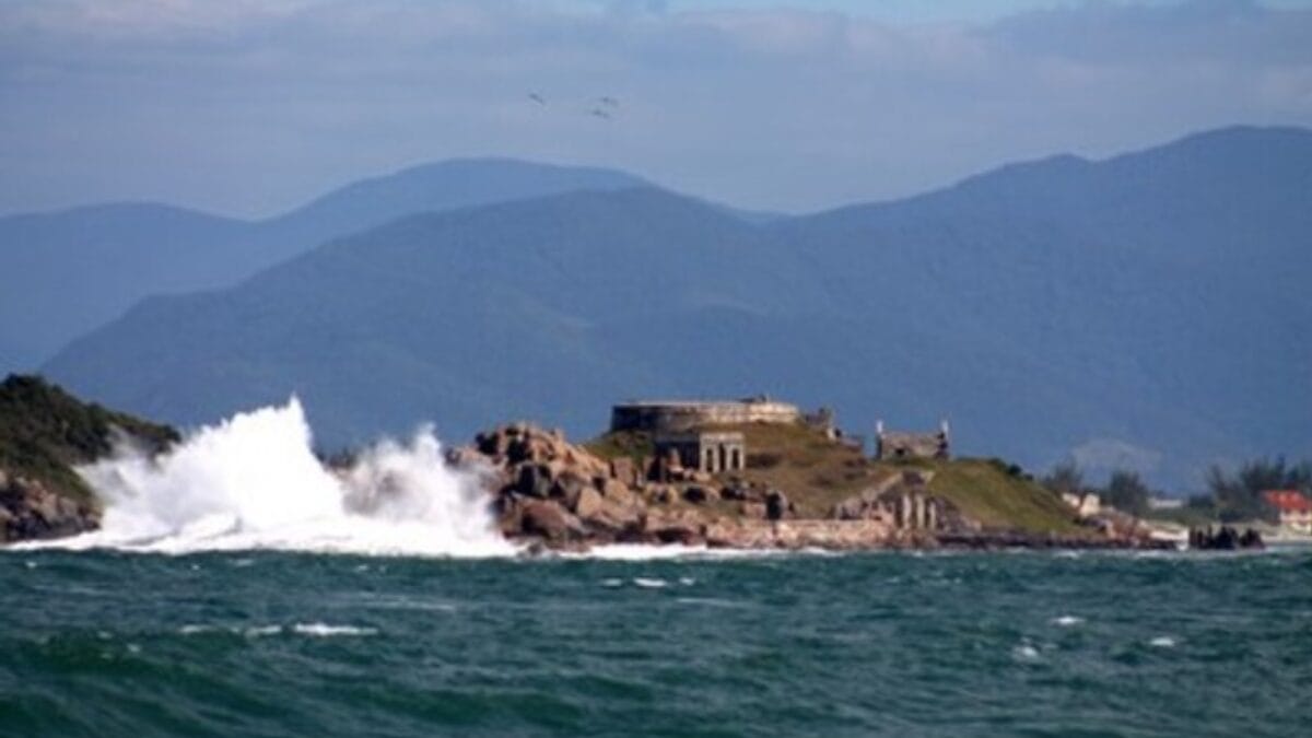 Imóvel fica localizado em Naufragados, no Sul da Ilha (Foto: TJSC, Divulgação)