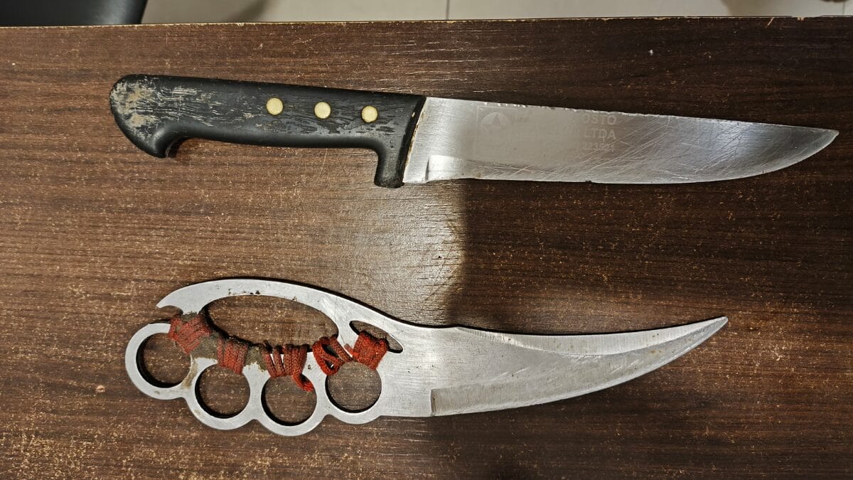 Armas brancas foram apreendidas (Foto: PMSC, Divulgação)
