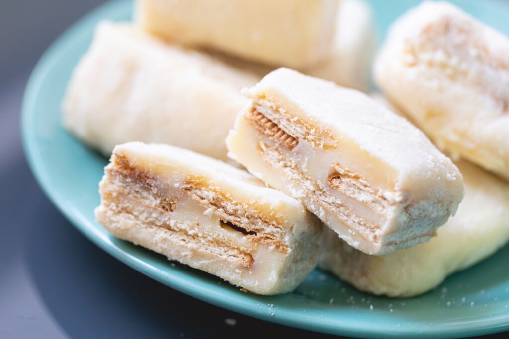 Palha italiana de leite em pó servido em prato azul de cerâmica