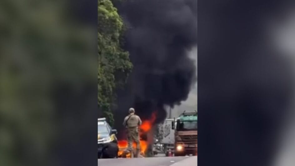 Veículo em chamas na BR-101, em Palhoça (Foto: Ricardo Pastrana, Reprodução)