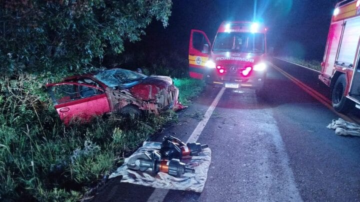 Mulher morre após ser ejetada de veículo durante capotamento e homem fica em estado grave