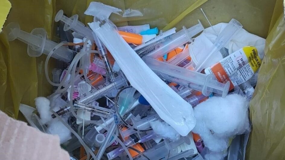 Proprietária de instituto de treinamento é indiciada por descarte irregular de materiais hospitalares no Oeste de SC