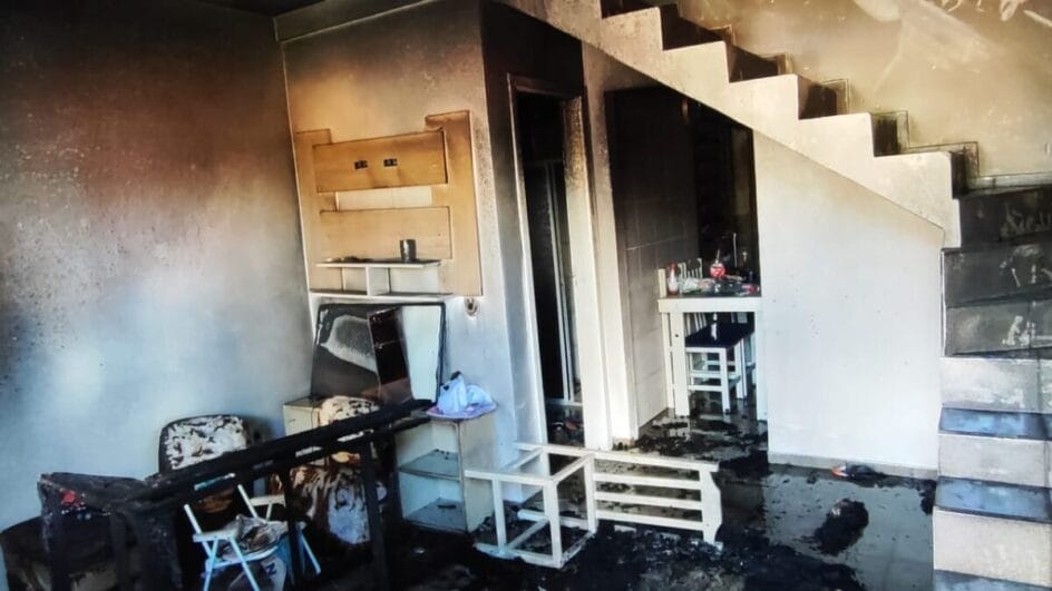 Casa pegou fogo em Chapecó e um homem foi encaminhado para atendimento médico