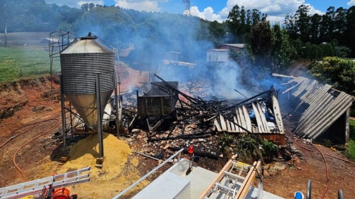 Três são socorridos com queimaduras após incêndio em galpão agrícola