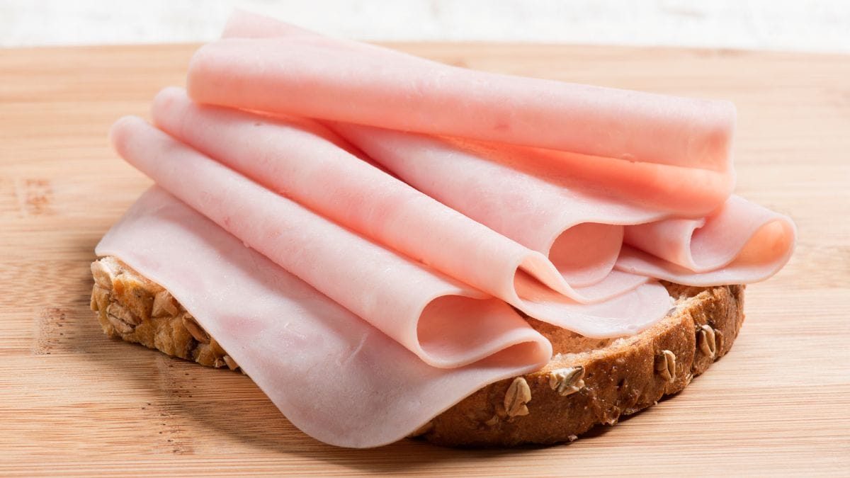Foto de fatias de presunto ou peito de peru.
