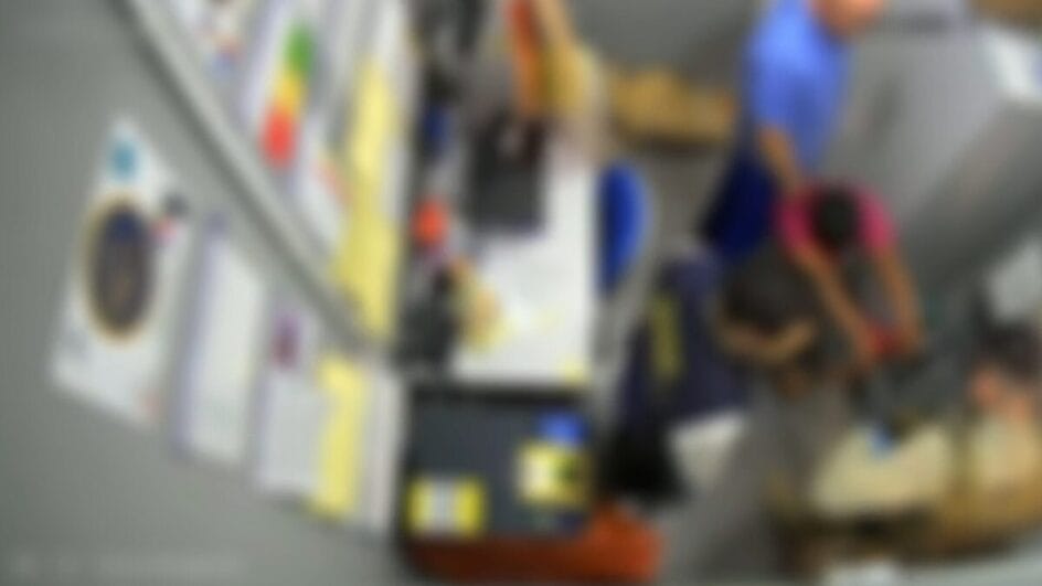 Vídeo mostra agressões cometidas por seguranças de supermercado contra homem flagrado furtando carne em Florianópolis.