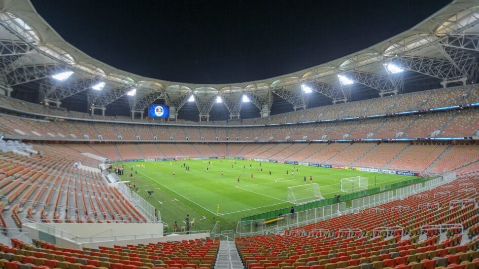Al-Ittihad x Sharjah jogam no King Abdullah Sports City (Foto: saudipics, Wikimedia Commons, banco de imagens)