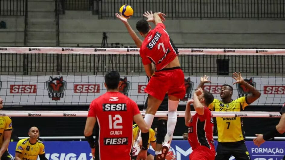 Atleta do Bauru atacando bola por cima da rede na Superliga Masculina 202526