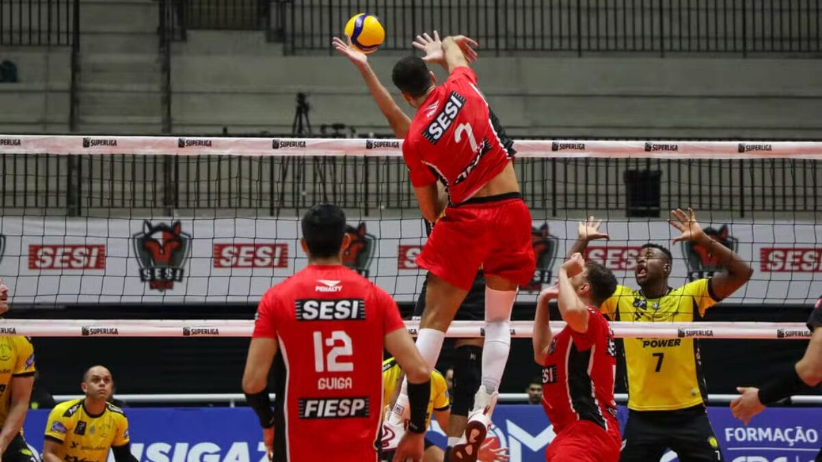 Atleta do Bauru atacando bola por cima da rede na Superliga Masculina 202526