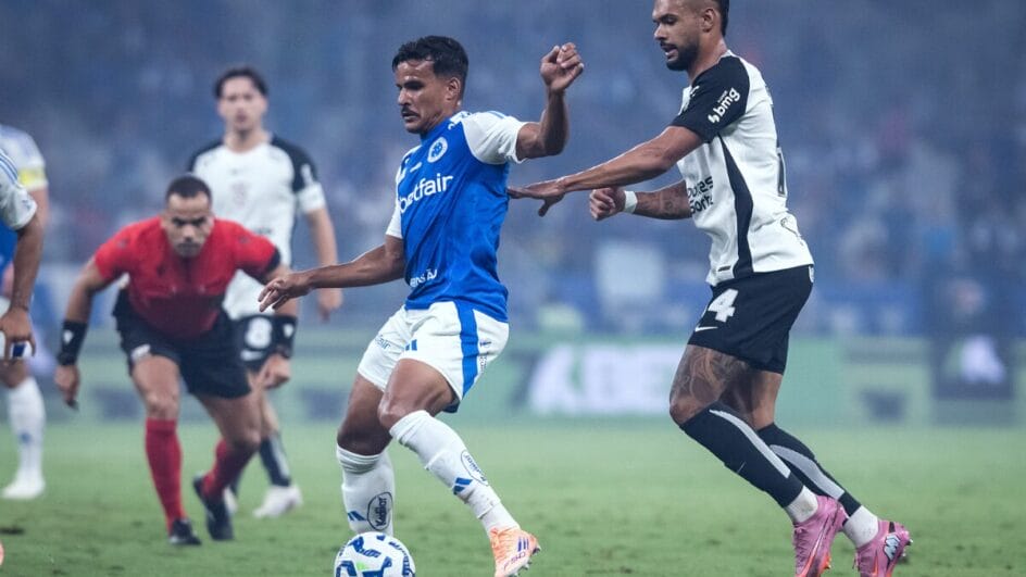 Atleta do Cruzeiro disputando bola com o Corinthians pela Série A