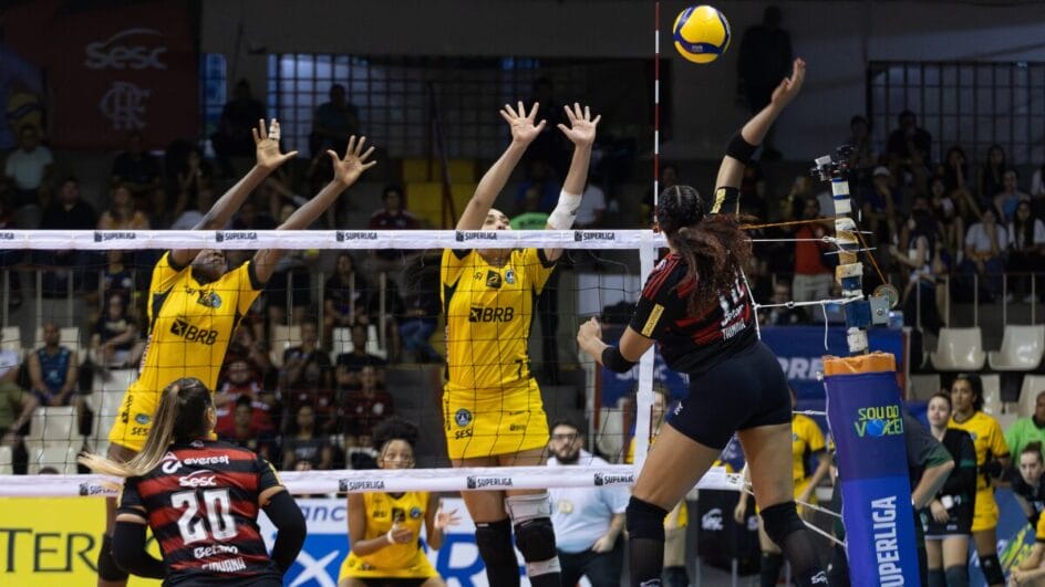 Atleta do Flamengo atacando bola sobre o Brasília pela Superliga Feminina 202526
