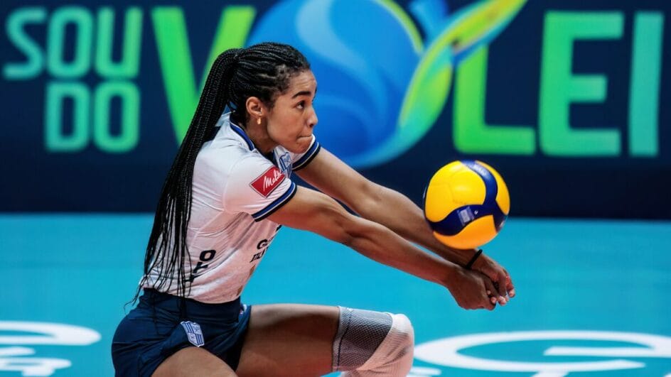 Atleta do Minas recepcionando bola pela sexta rodada da Superliga Feminina 202526