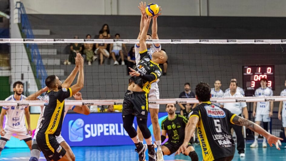 Atleta do Praia Clube levantando bola enquanto companheiros aguardam para atacar na Superliga Masculina 202526