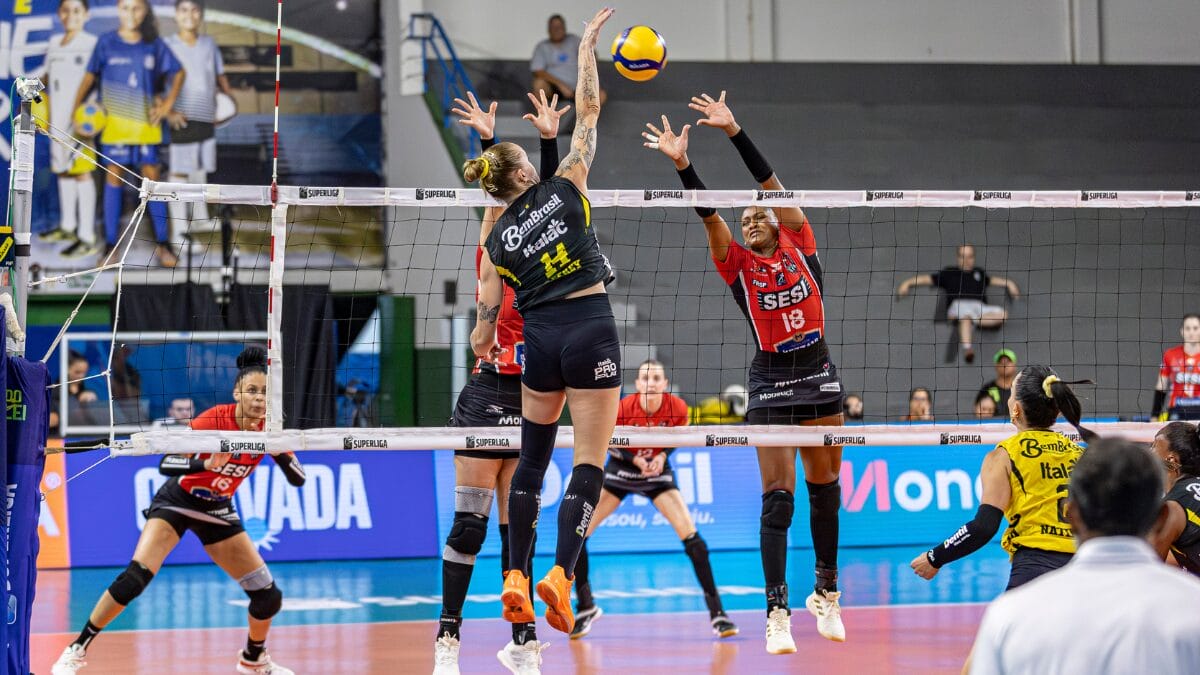Atleta do Sorocaba atacando bola sobre o Bauru pela Superliga Feminina 202526