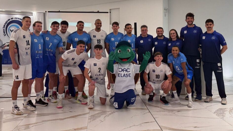 Atletas do Elase Florianópolis posando para foto no lançamento da equipe de vôlei para a Superliga Masculina B 202526