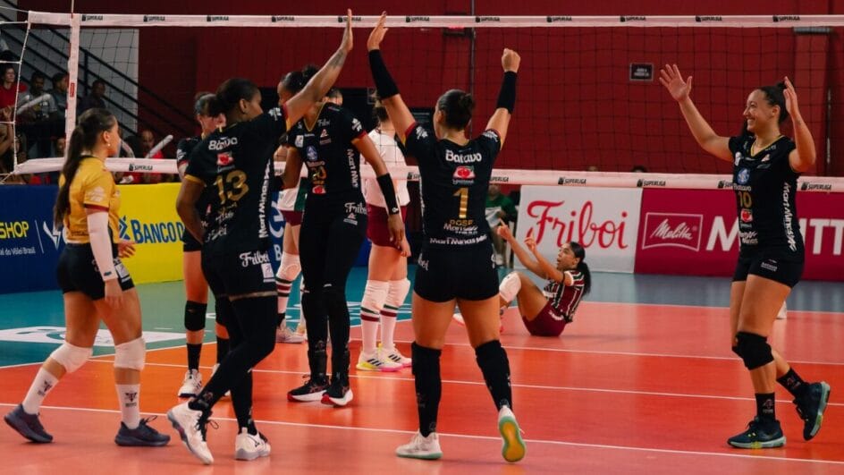 Atletas do Mackenzie comemorando ponto pela Superliga Feminina 202526