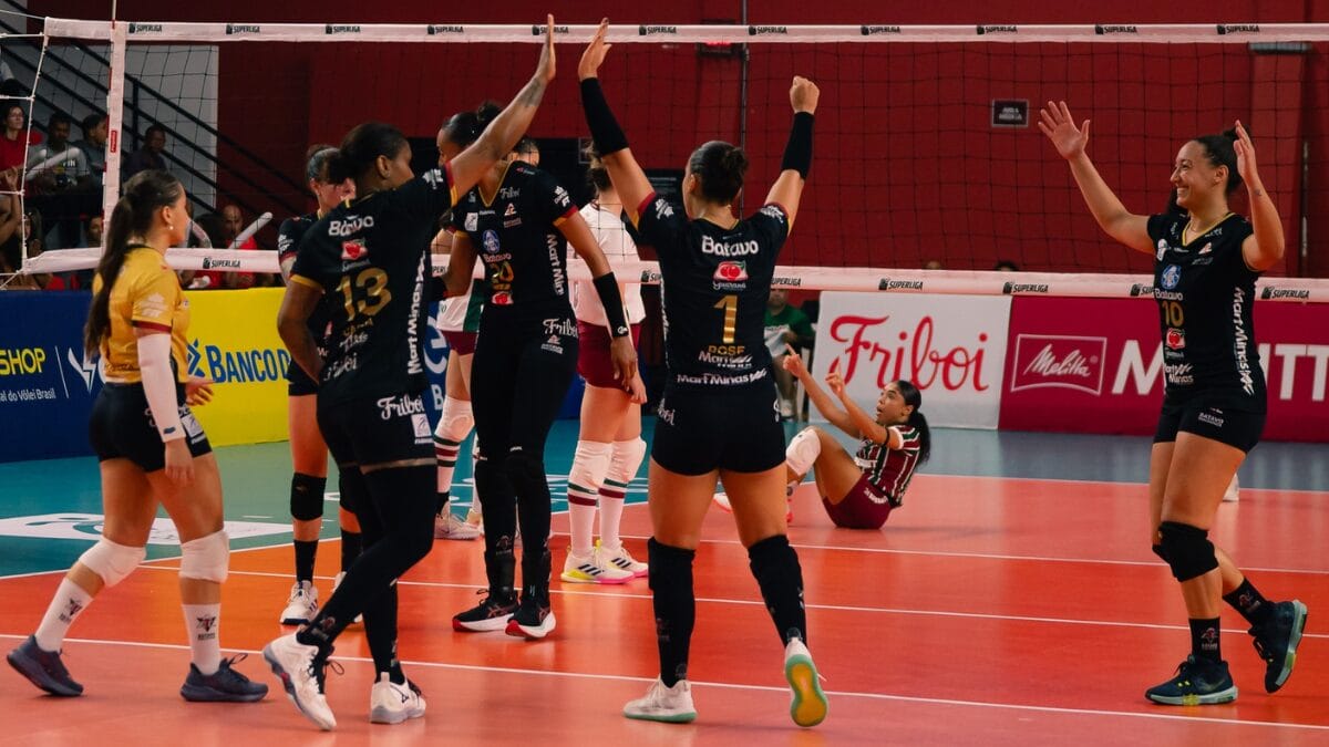 Atletas do Mackenzie comemorando ponto pela Superliga Feminina 202526