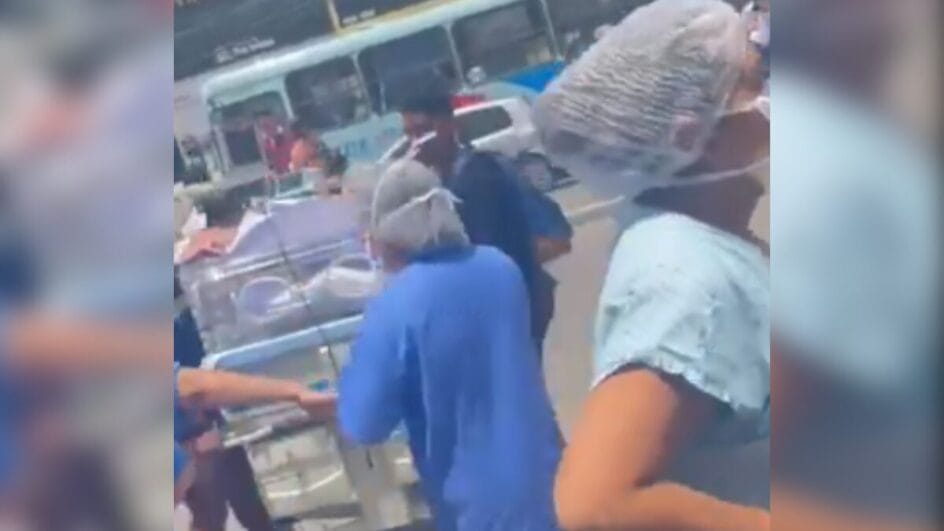 Bebês são retirados em incubadoras durante incêndio em hospital (Foto: Redes sociais, Reprodução)