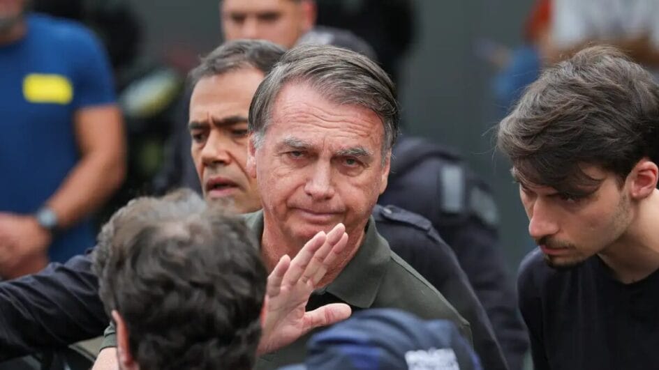 Ex-presidente Jair Bolsonaro (PL) ao lado do filho Jair Renan (PL-SC).