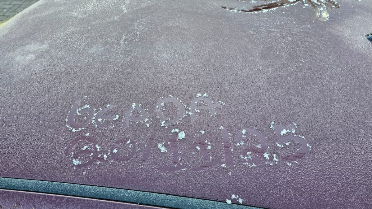 Gelo sobre parabrisa de carro, onde está escrito "geada 20/11/25". Foto de Bom Jardim da Serra.