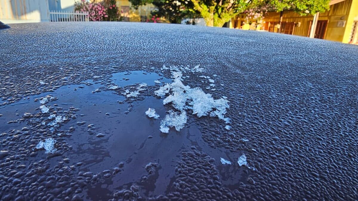 Gelo acumulado sobre carro. Foto de Bom Jardim da Serra.