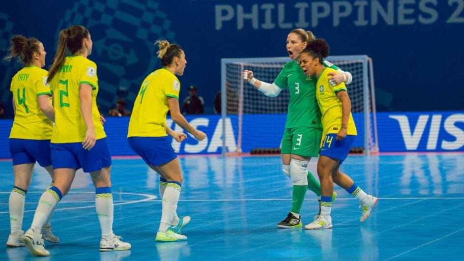 Jogadoras do Brasil comemoram vitória contra o Irã na estreia da Copa do Mundo de Futsal Feminino