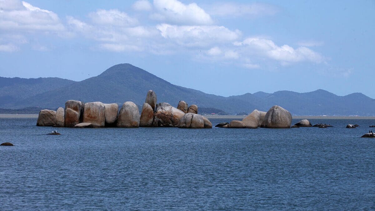 Pedras na Praia de Itaguaçu que seriam bruxas petrificadas, segundo a lenda.