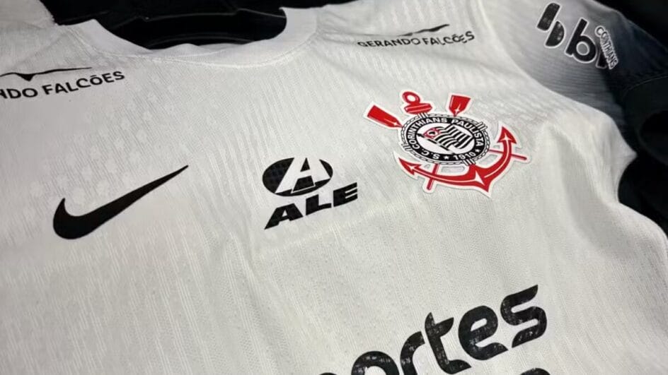 Camisa do Corinthians pendurada em um cabide