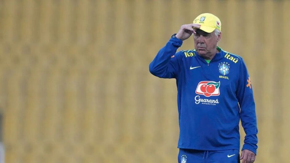 Carlo Ancelotti no treino do Brasil