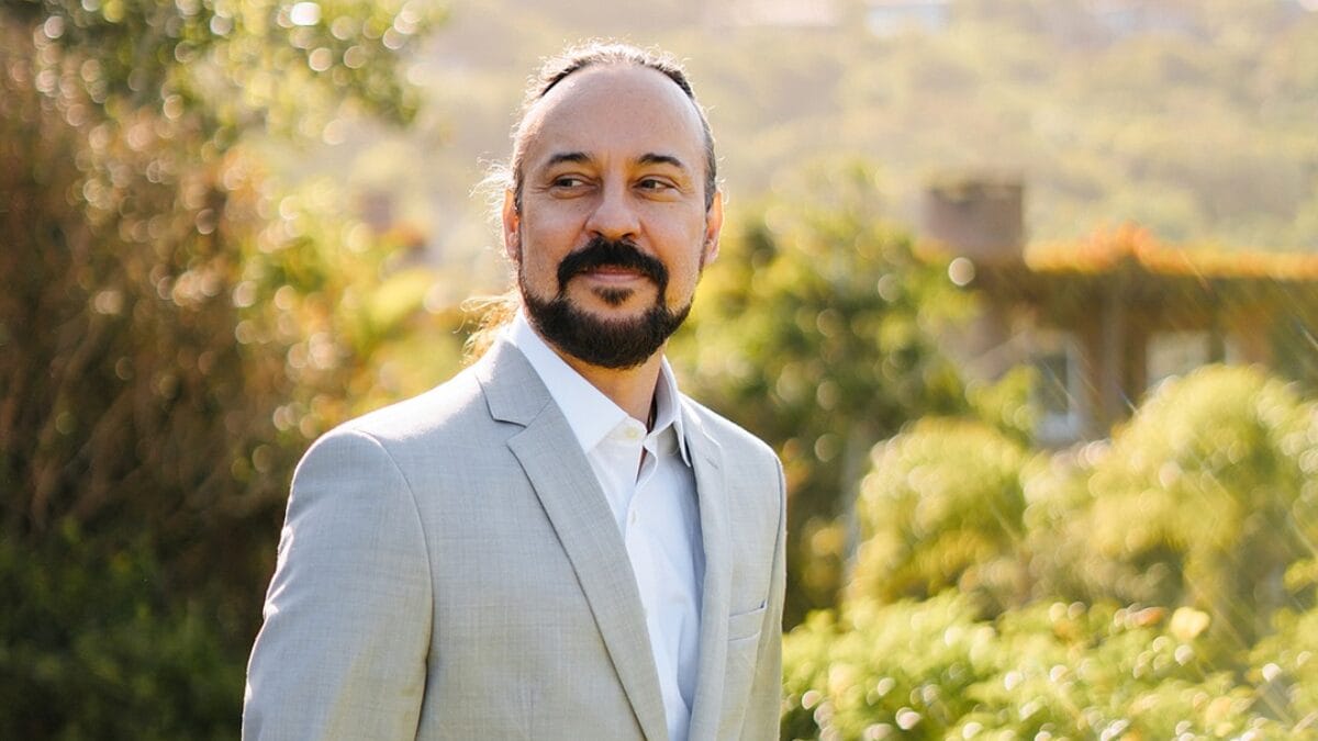 Casamento de Gabriel o Pensador na Praia do Rosa, em Imbituba