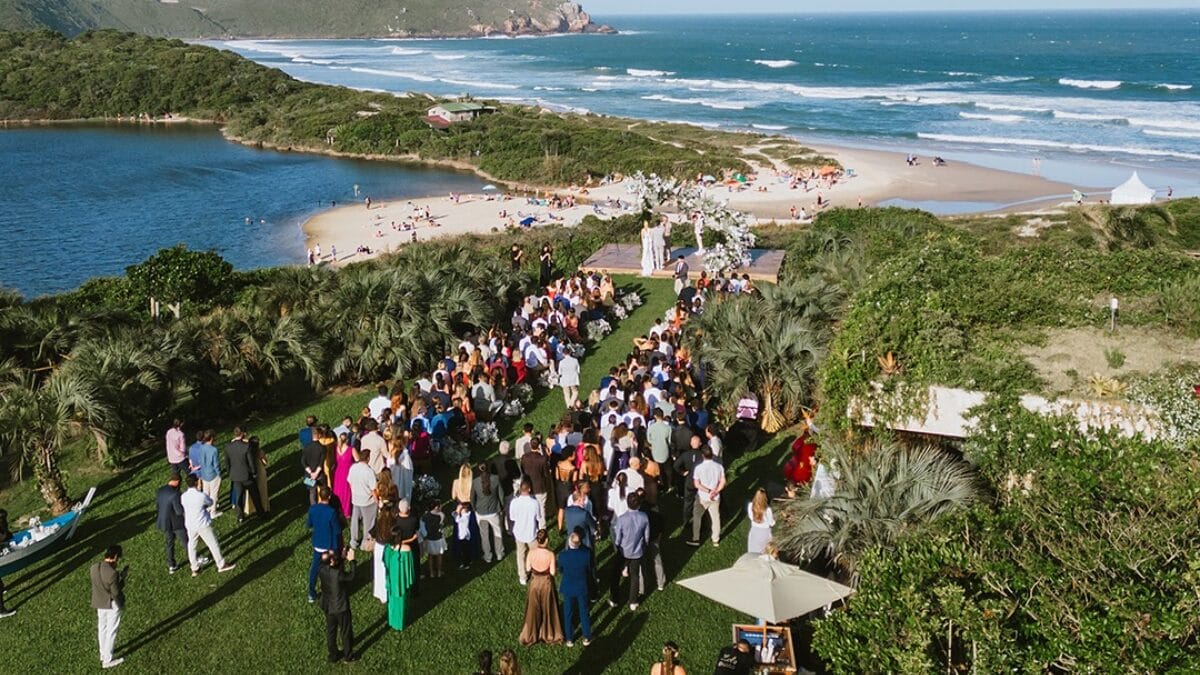 Casamento de Gabriel o Pensador na Praia do Rosa, em Imbituba