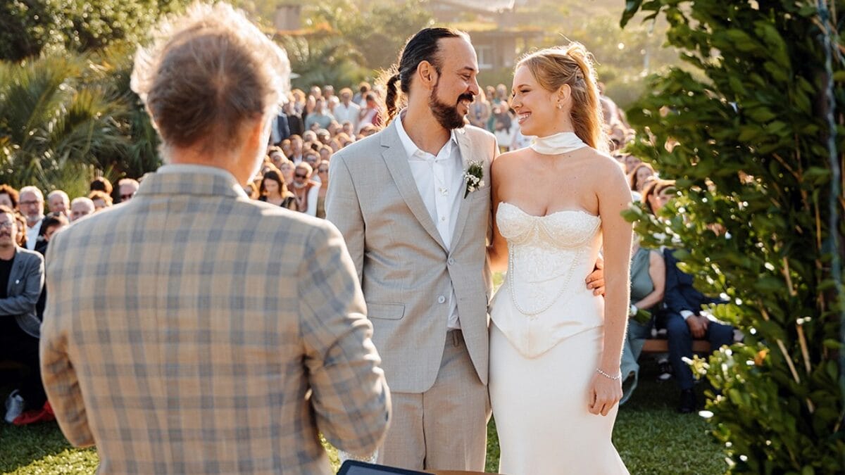 Casamento de Gabriel o Pensador na Praia do Rosa, em Imbituba