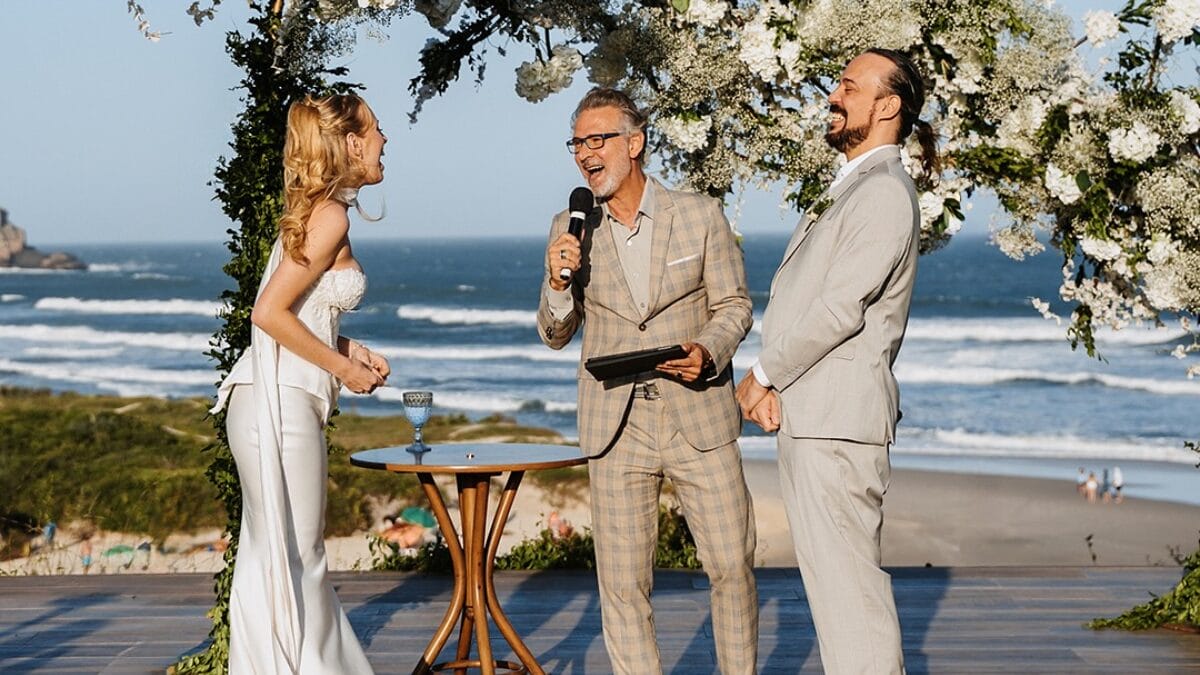 Casamento de Gabriel o Pensador na Praia do Rosa, em Imbituba