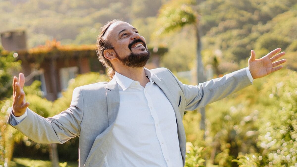 Casamento de Gabriel o Pensador na Praia do Rosa, em Imbituba