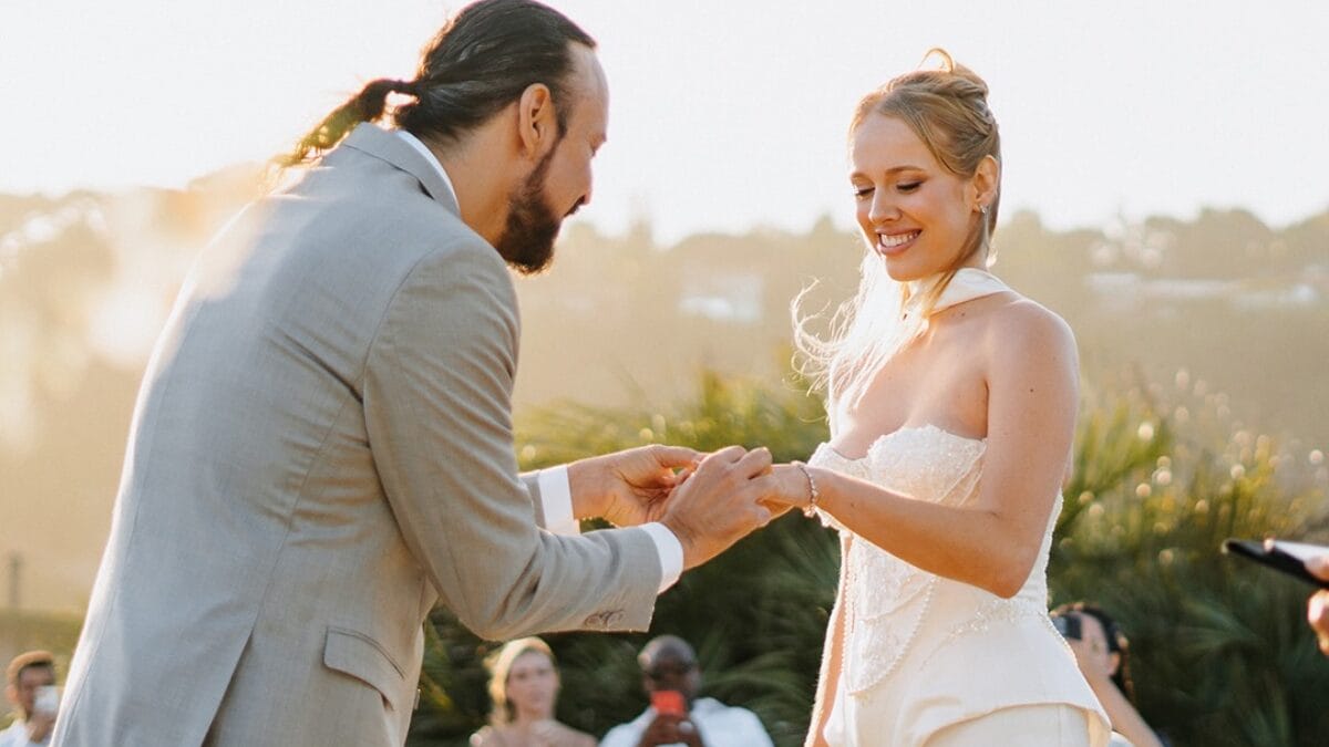 Casamento de Gabriel o Pensador na Praia do Rosa, em Imbituba