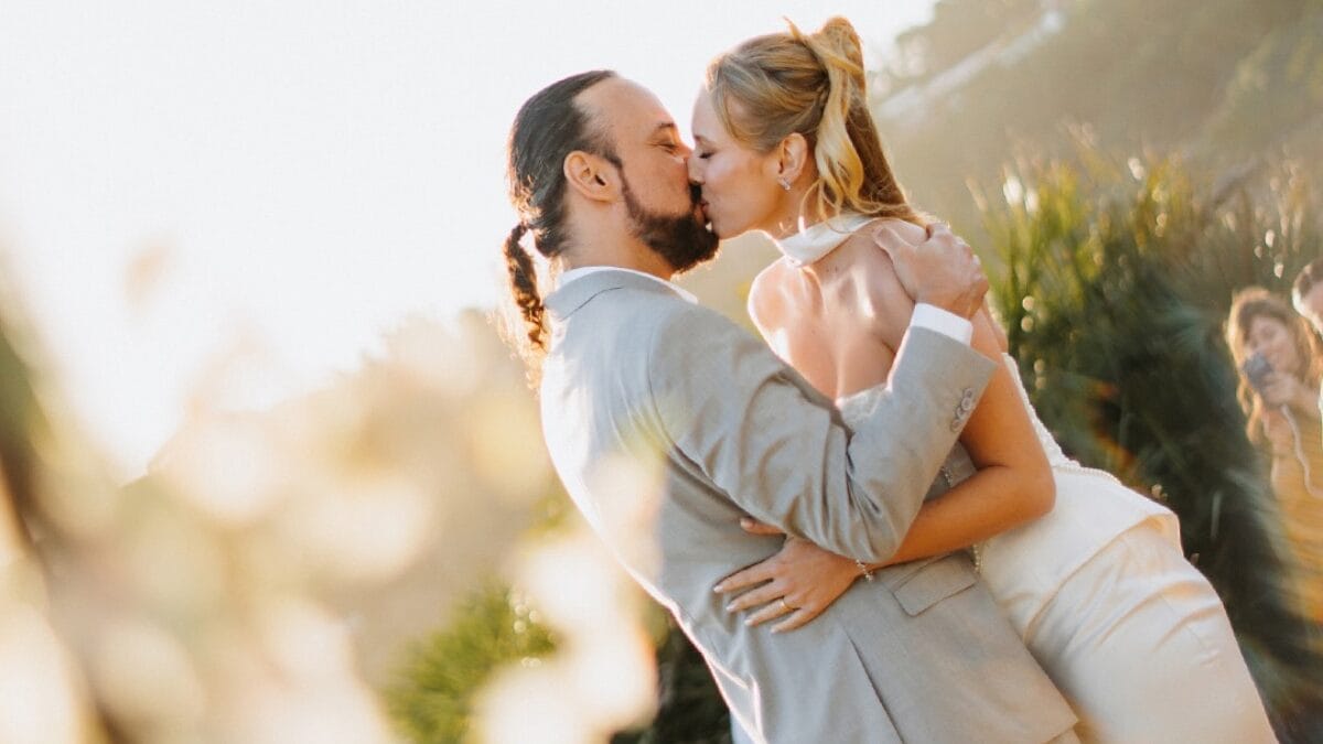 Casamento de Gabriel o Pensador na Praia do Rosa, em Imbituba